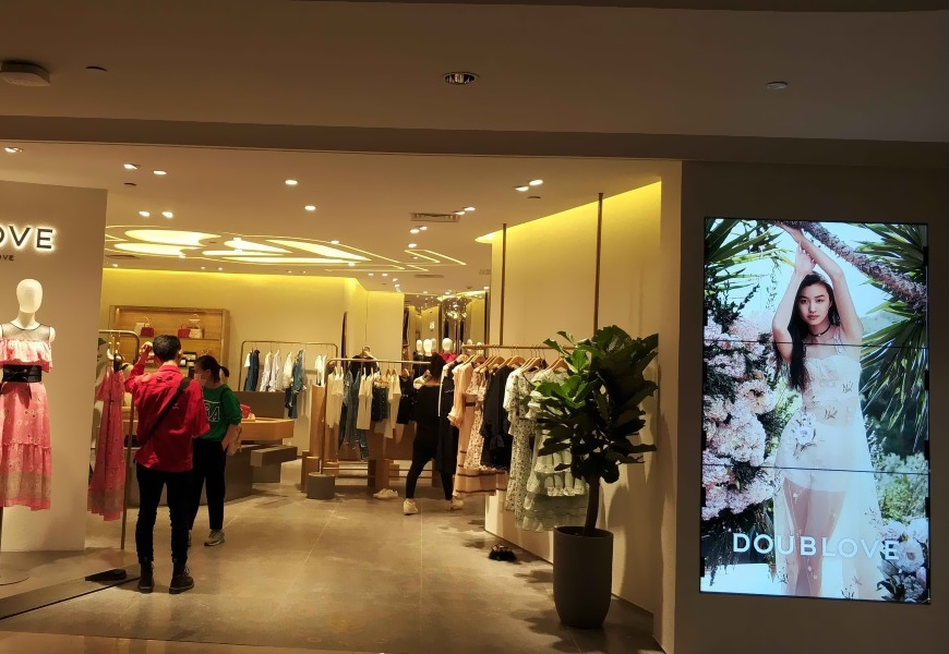 商场某高端女装品牌旗舰店